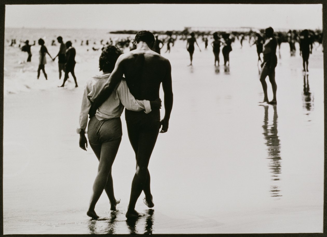 Couple Walking in the Water at Coney Island, New York City, Untitled 46, c.1953-64 (b/w photo) alkotó: Unbekannter Künstler