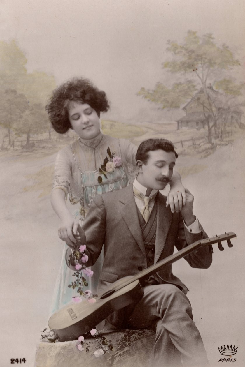 Pár virágokkal és spanyol gitárral, Franciaország, 1910 körül (képeslap) alkotó: Unbekannter Künstler