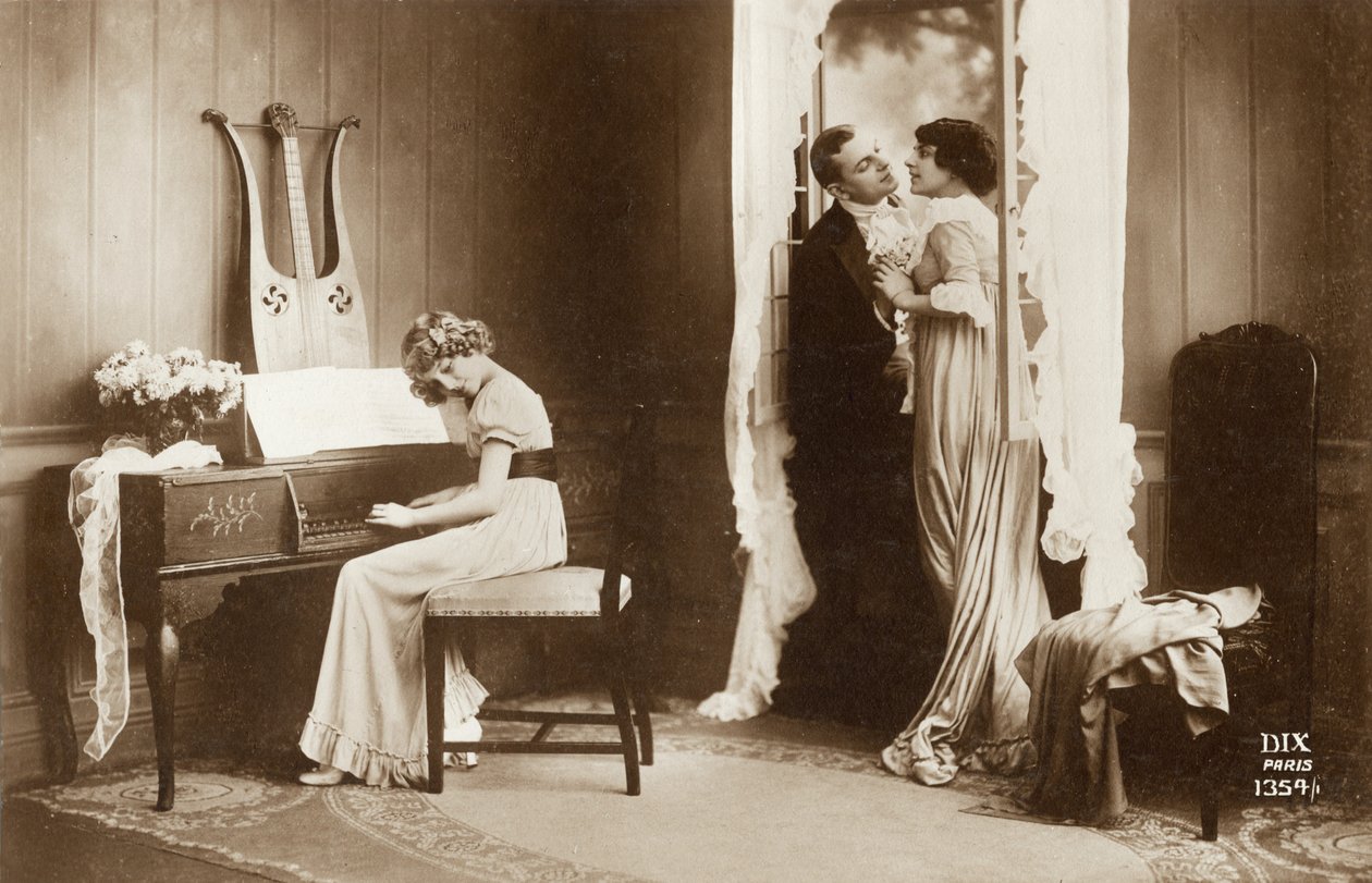 Udvaroló pár és fiatal lány zongorán játszik, Párizs, 1920 körül (képeslap) alkotó: Unbekannter Künstler