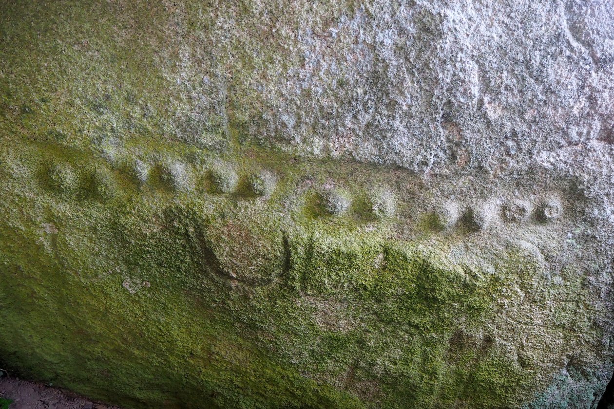 Fedett Alle of Kerguntuil, a Dolmen belseje, részlet gravírozás pontokban. Kr.e. -2000 körül, Tregastel, Côtes-d