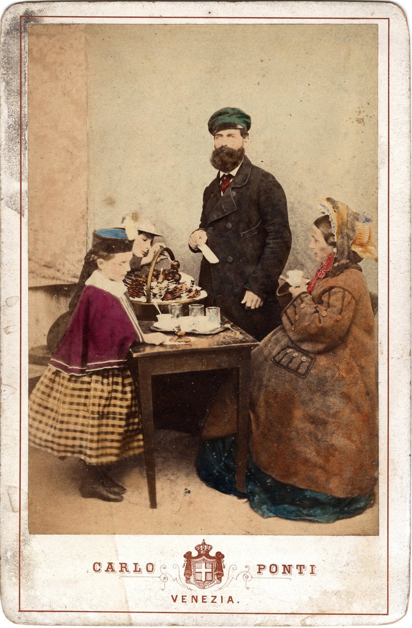 Mindennapi élet, egy család újra egyesült egy süteményasztal körül és egy kávézó, Velence. 19. század Nyomtatás kartonra Dim. 11x16,5 cm alkotó: Unbekannt