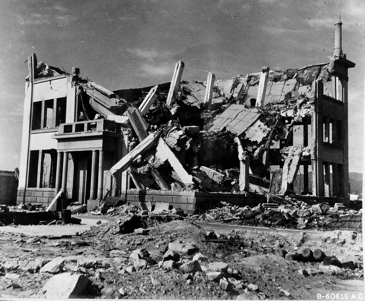 Megsemmisült Chugoku Szénelosztó Vállalat épülete Hirosimában (más néven Hiroshima Gas Company; 12-es épület), Japán, 1945. november 8. (f/w fotó) alkotó: Unbekannt