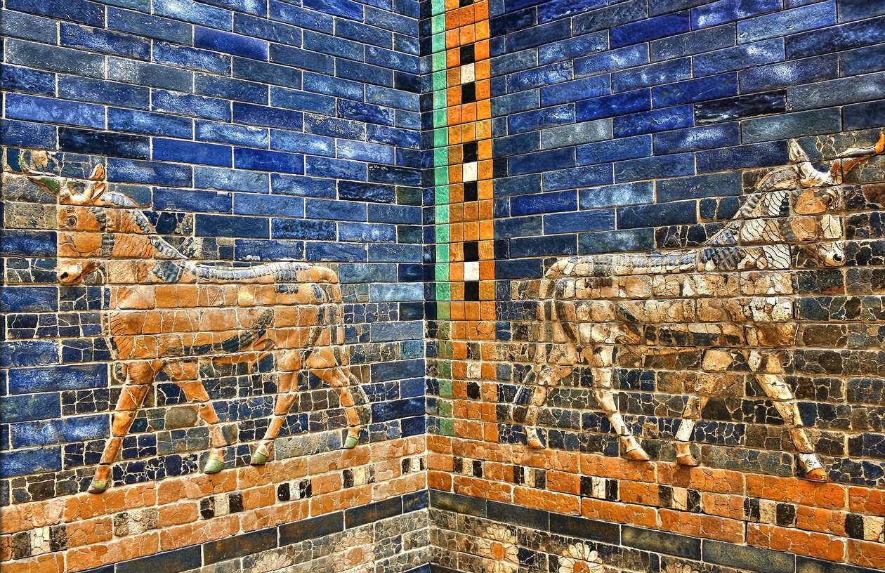Részlet az Ishtar-kapu 1930-as évekbeli újjáépítéséből, amelyet Kr.e. 575 körüli eredeti téglák felhasználásával végeztek, Pergamon Múzeum, Berlin, Németország (fotó) alkotó: Unbekannter Künstler