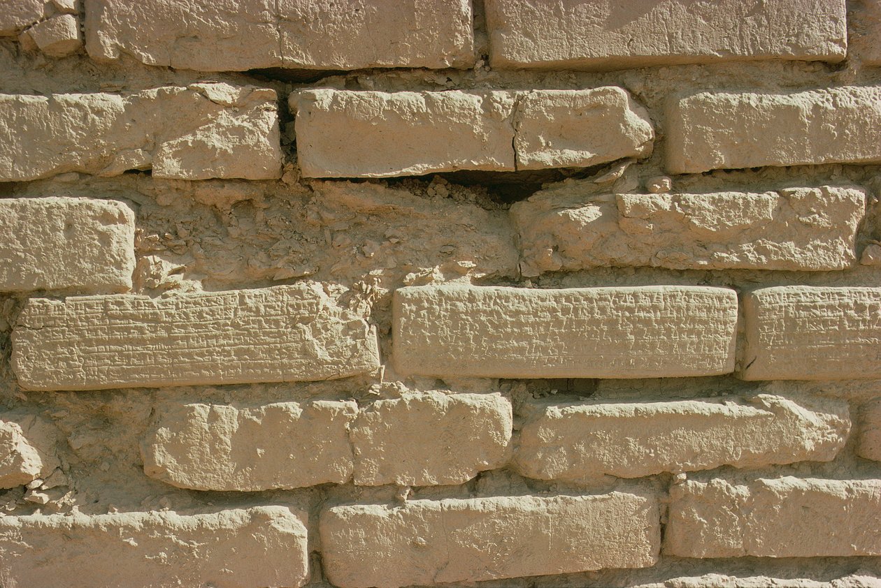 Részlet ékírásos feliratokkal ellátott téglákról a Zigguratból, amelyet Untash-Gal elami király épített (i.e. 1265-46) (fotó) alkotó: Unbekannt