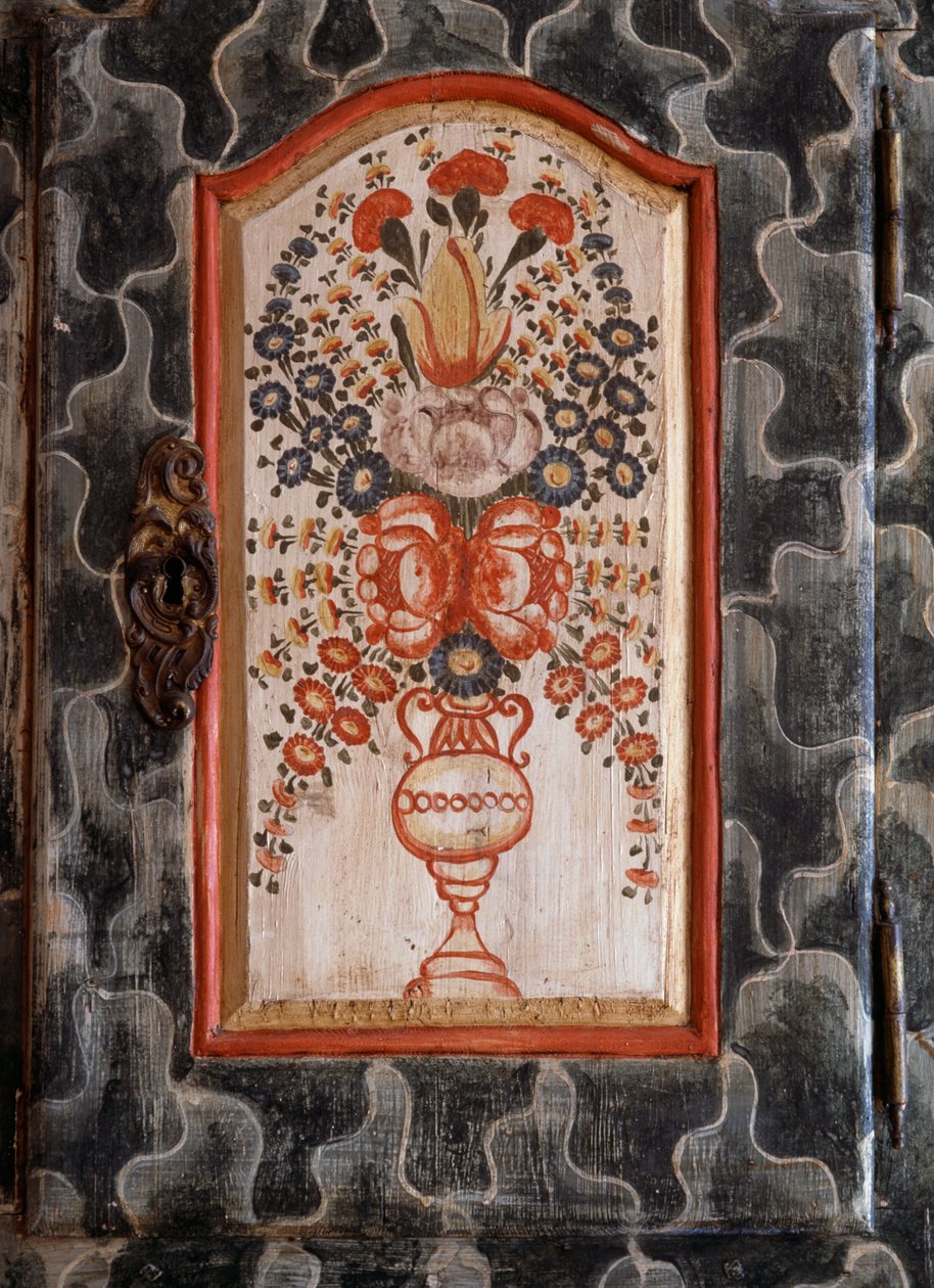 Kézműves faszekrény ajtaja kézzel festett virágdíszítéssel, San Giovanni, Trentino-Alto Adige, Olaszország, Részlet alkotó: William M. Timlin