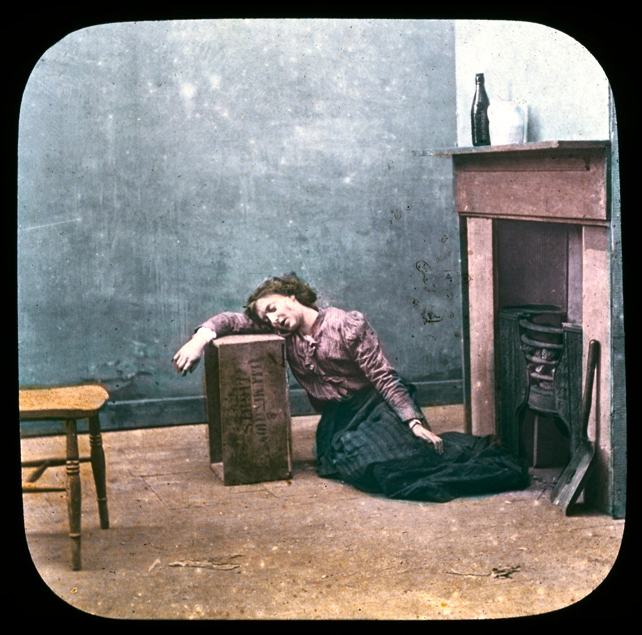 Részeg nő a padlón a kandalló előtt, 1895 alkotó: Unbekannt