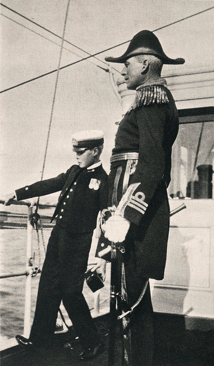 Edward walesi herceg, V. György király első gyermeke, Sir Charles Custtal egy hajó fedélzetén fényképezkedik. alkotó: Unbekannter Künstler