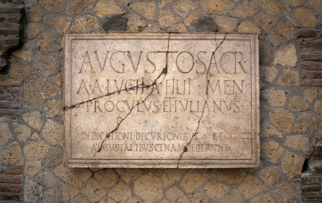 Márvány epigráfusa, Augustales főiskola, Herculaneum régészeti lelőhelye (az Unesco világörökségi listája) alkotó: Benjamin Baud