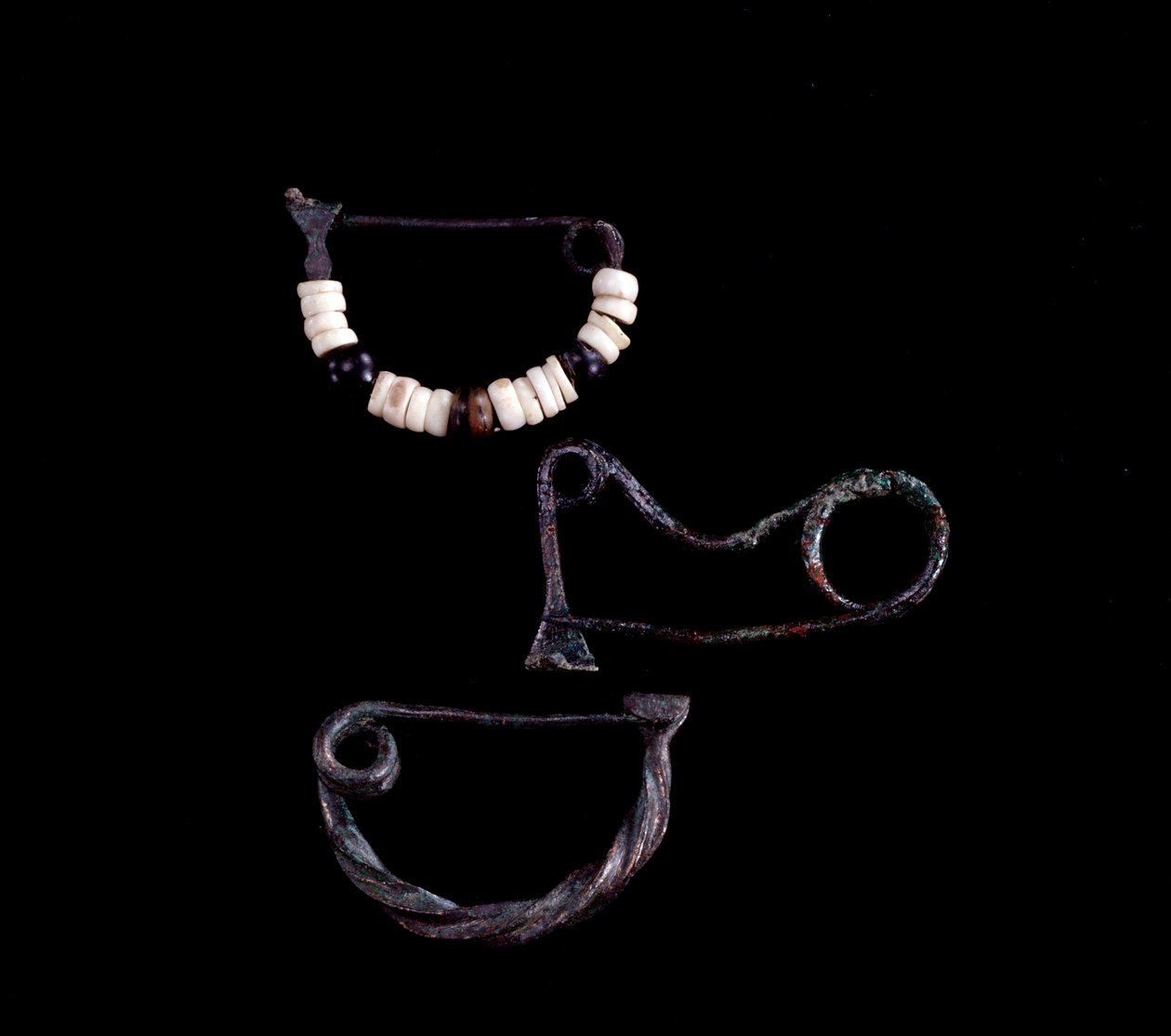 Etruszk művészet: háromféle bronz fibula Poggio Selciatello 59. sírjából, Pian della Regina, Tarquinia - Kr.e. 9. század - Mérete 3,8 cm 3,3 cm és 3,5 cm - alkotó: Unbekannt