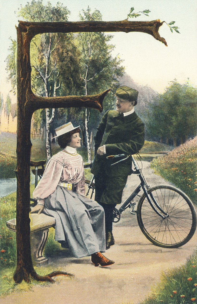 F: Egy kerékpárosnak öltözött, biciklire támaszkodó férfi egy padon ülő nővel beszélget. Vidéki dekoráció – ábécé karakterei Ref Th. E., L. Theochrom – Serie 994. Theodor Eisman, kiadó, Lipcse alkotó: Unbekannt