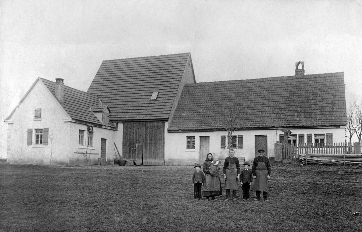 Farmerek családja pózol a gazdaság előtt. alkotó: Unbekannt