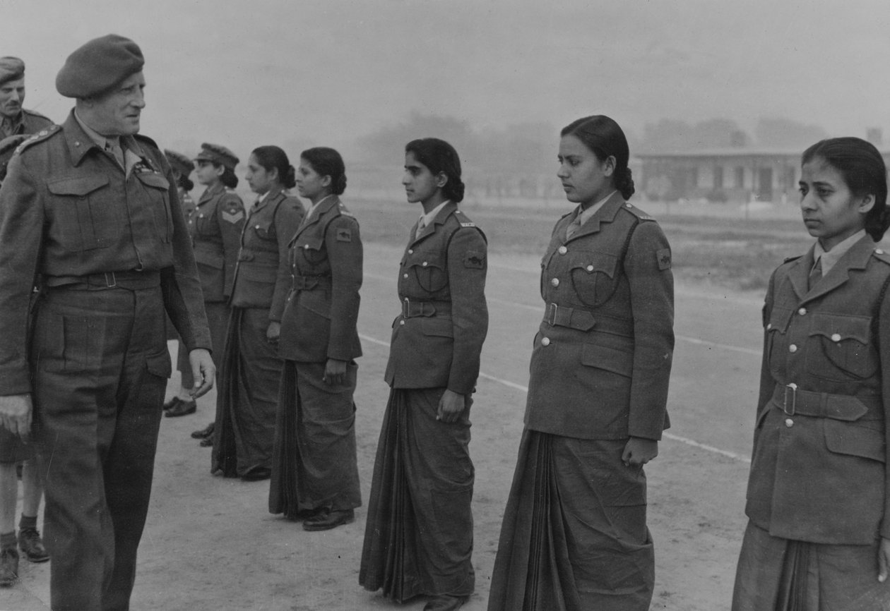 Sir Claude Auchinleck tábornagy ellenőrzi a női segédhadtest tagjait, India alkotó: Unbekannt