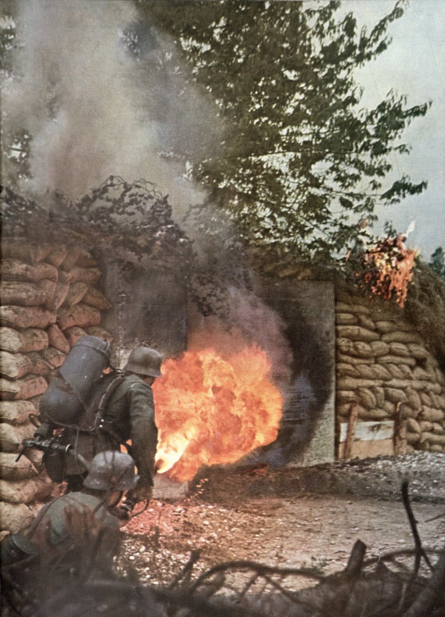 Tűz és halál, Egy megerősített szovjet tábor lángszórókkal lángba borul, a "Signal" magazin 14. számából, 1942. júliusi második szám (fotó). alkotó: Unbekannter Künstler