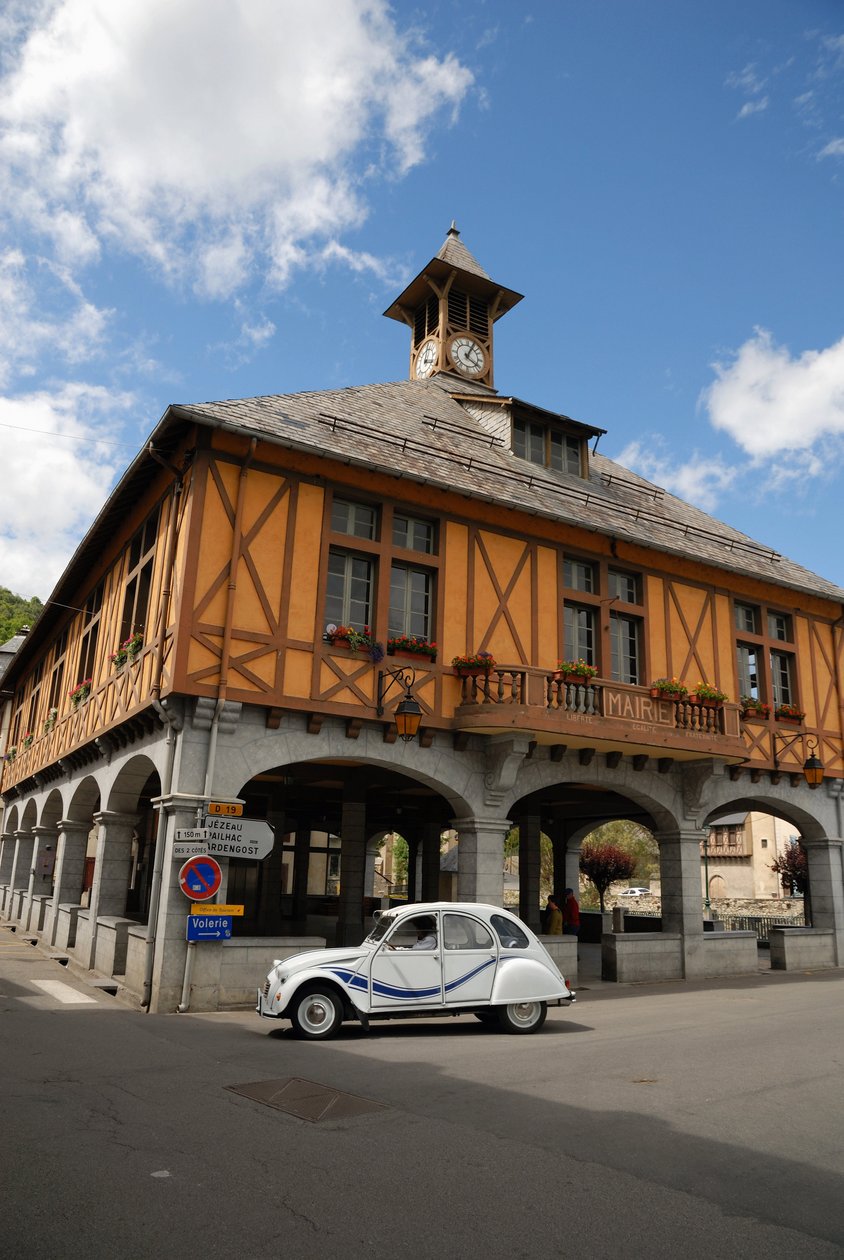 Franciaország, Arreau, Citroen 2CV a középkori fedett piac melletti úton (fotó) alkotó: Unbekannter Künstler