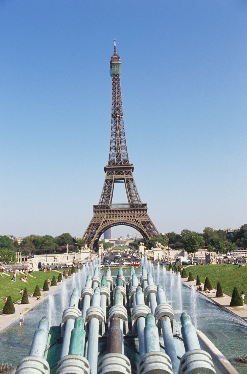 Franciaország, Párizs, Trocadero Eiffel-torony, a környező párizsi városkép hidai és szökőkútjai felett áll. alkotó: Unbekannt