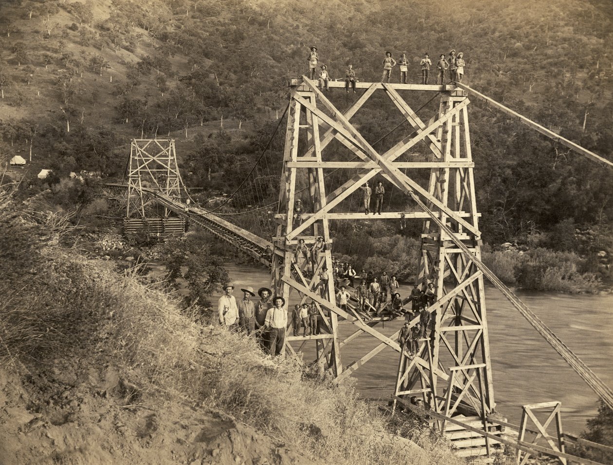 Fresno, Kalifornia: 1890 Ezt a fényképet C.C. Curtis bemutatja a Smith és Moore hidat a Kings River felett, amely a Hiram T. Smith és Austin D. Moore által épített csatorna része, hogy faanyagot szállítsanak a Sierras vidékről a cégük, a Kings River Lumber alkotó: Unbekannt