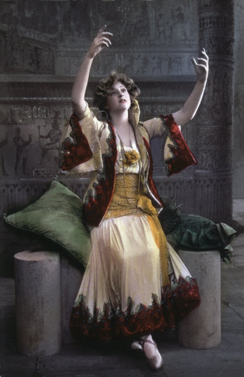 Gabrielle Ray énekel a : A víg özvegy, 1910 körül (fotó) alkotó: Unbekannter Künstler