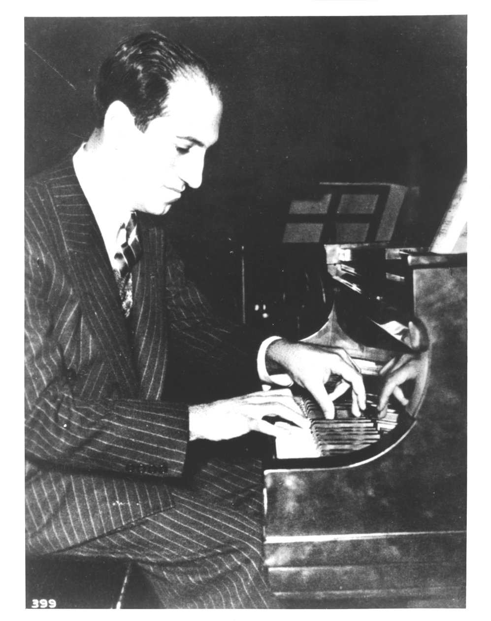 George Gershwin (1898-1937) amerikai zeneszerző, zongoránál, 1935 körül (f/w fotó) alkotó: Unbekannt