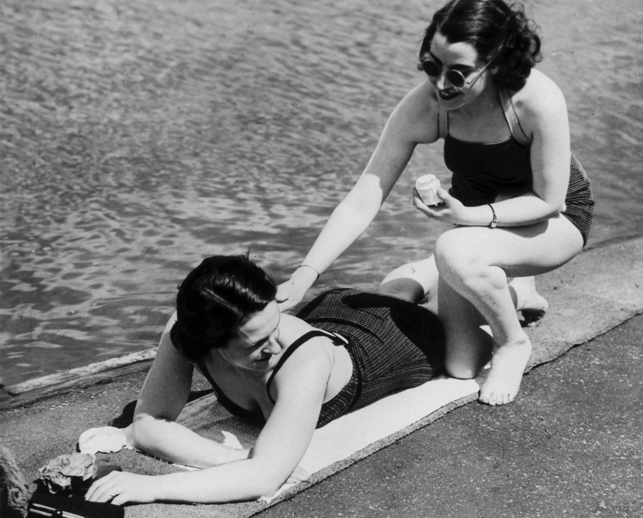 "Lányok a Serpentine Lido-ban alkotó: Unbekannt