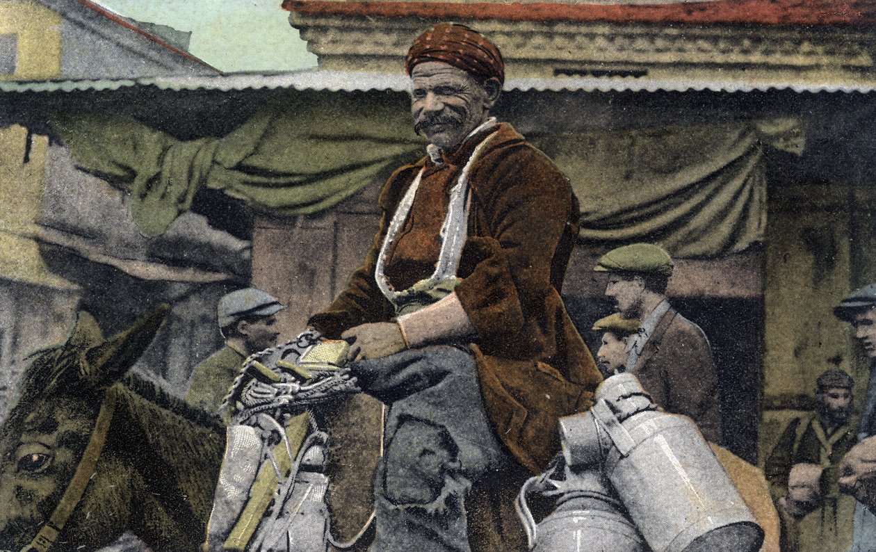 Görögország, Szaloniki (vagy Szaloniki): mosolygós férfi szamáron lovagol, konzervekkel, a felvonulás terén - Képeslap 1914-1918 alkotó: Unbekannt