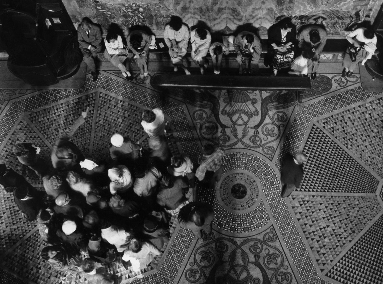 Követői csoport egy templomban alkotó: Unbekannt