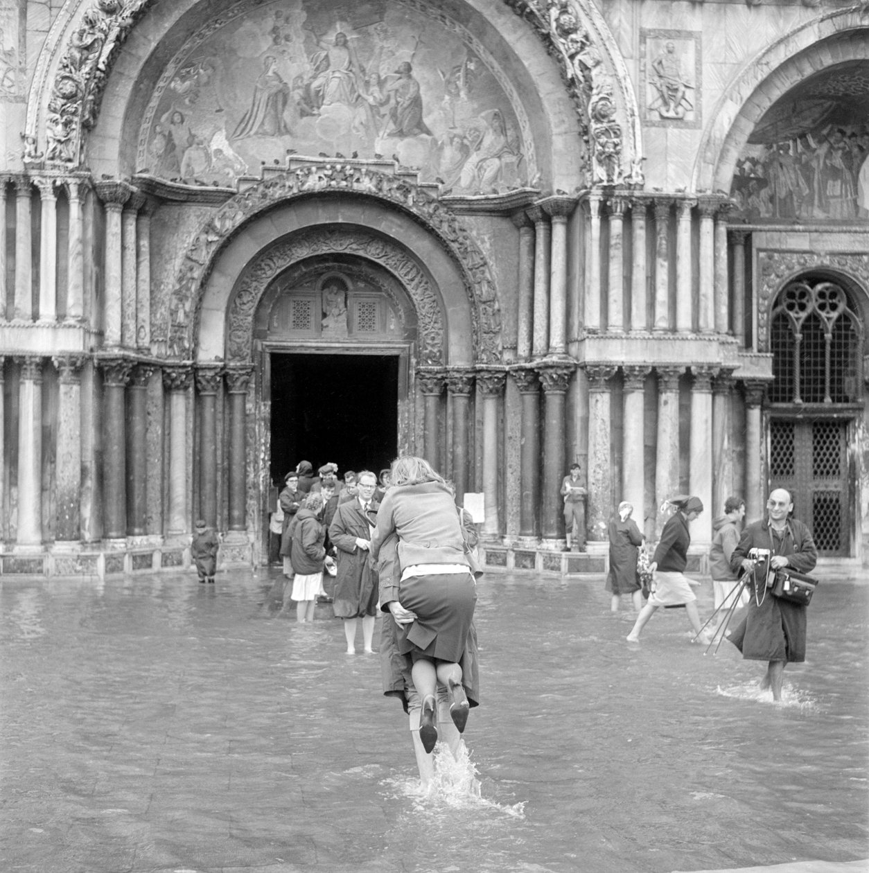 dagály VELENCÉBEN (acqua alta vagy árvíz), a Szent Márk tér alkotó: Unbekannt