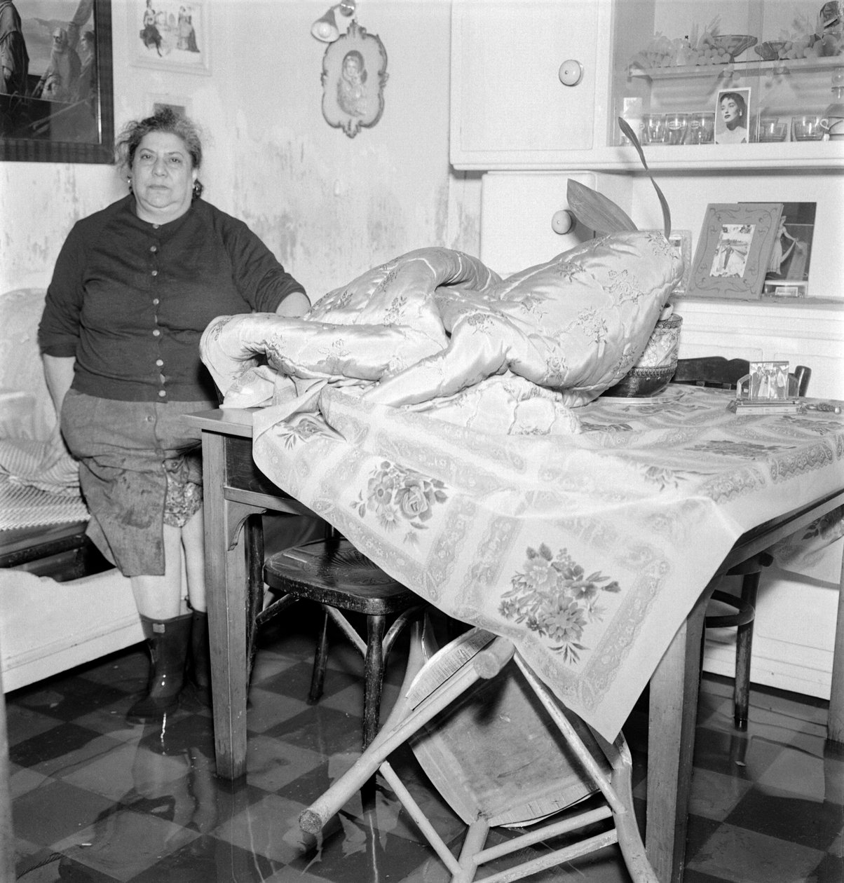dagály VELENCÉBEN (acqua alta vagy árvíz): lakó a házában. 1962 Velence alkotó: Unbekannt