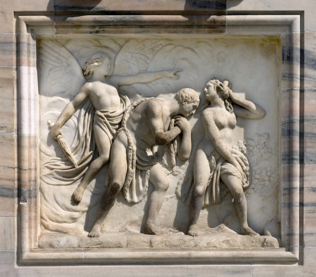 Magas dombormű, amely Adam és Éva Chasse du Paradise-t ábrázolja, Carlo Maria Giudici. 1791. Milánó Olaszország székesegyháza (kupola vagy duomo). alkotó: Unbekannt