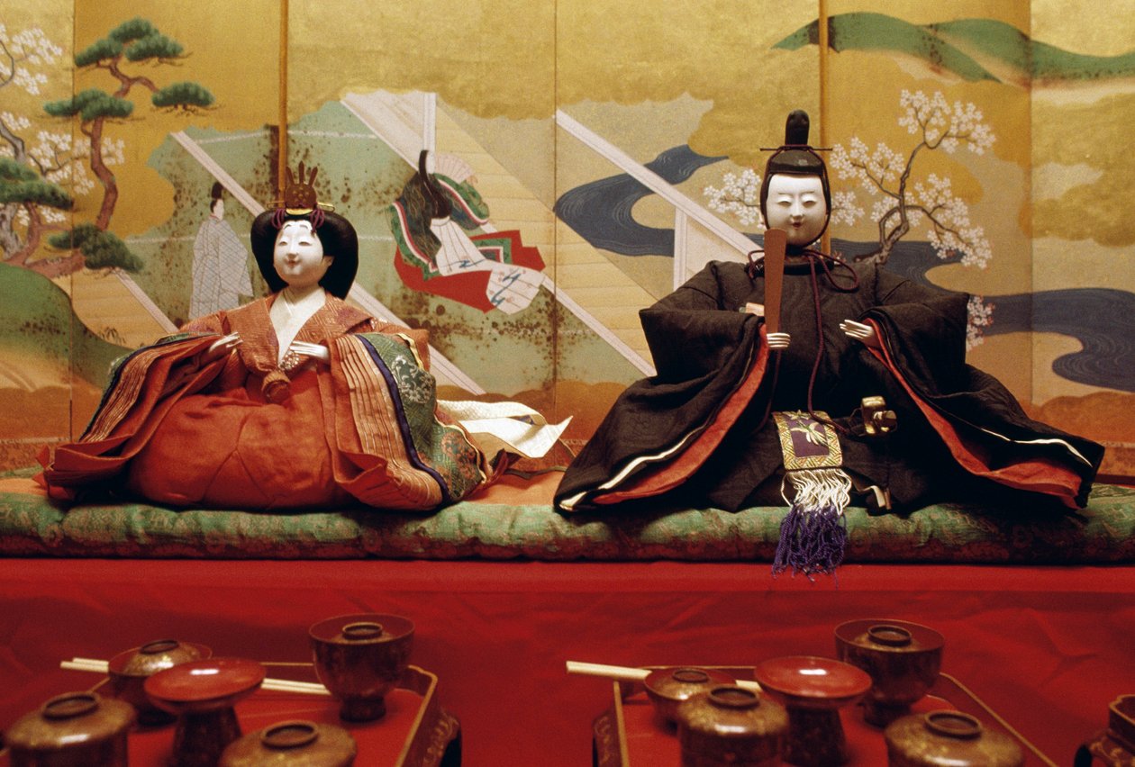 Hina babák, washi, hagyományos japán papírból készült, kifinomult, elegáns ruhát viselnek, Heian korabeli nemesi vagy királyi család, Kurashiki, japán civilizáció. alkotó: Benjamin Baud