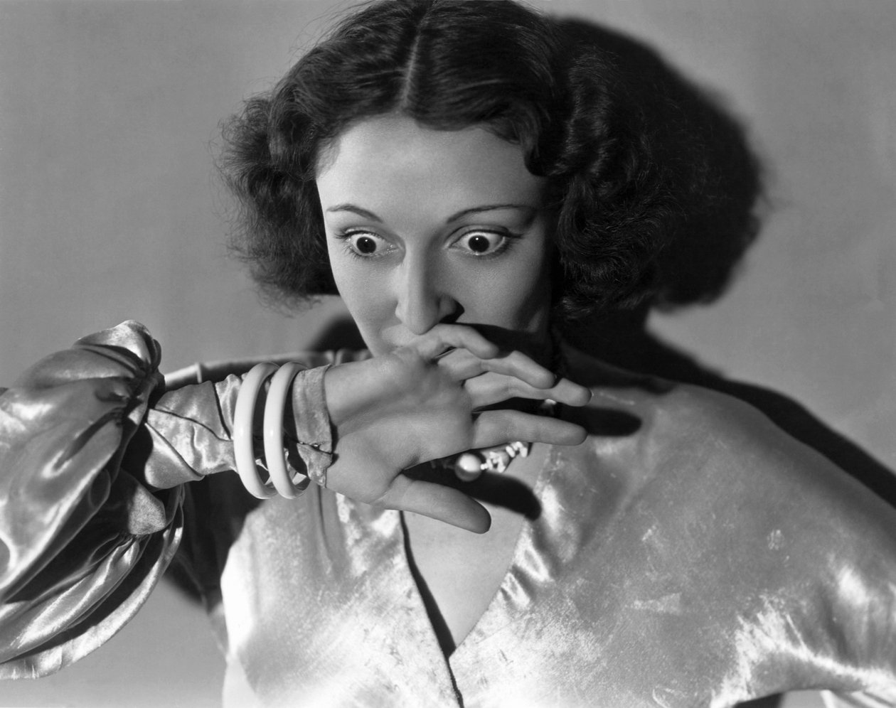 Hollywood, California: 1932 körül Közeli kép egy fiatal nőről, aki ijedten eltakarja a száját. (f/w fotó) alkotó: Unbekannt