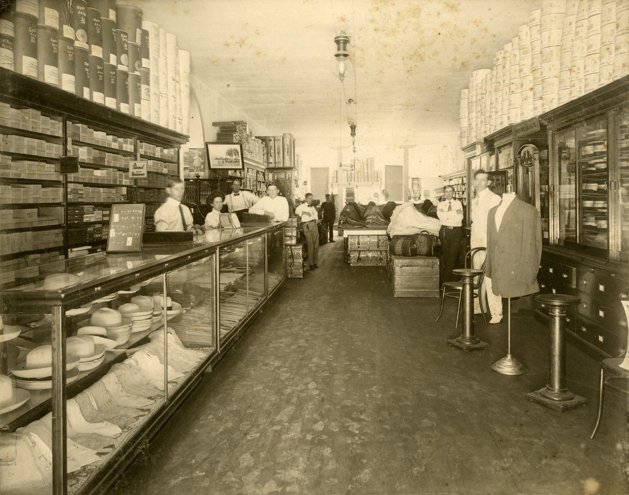 A John Sewell & Co. cipőbolt belseje: 304-6 12th Avenue (Flagler Street), 1910 körül (f/w fotó) alkotó: Unbekannt
