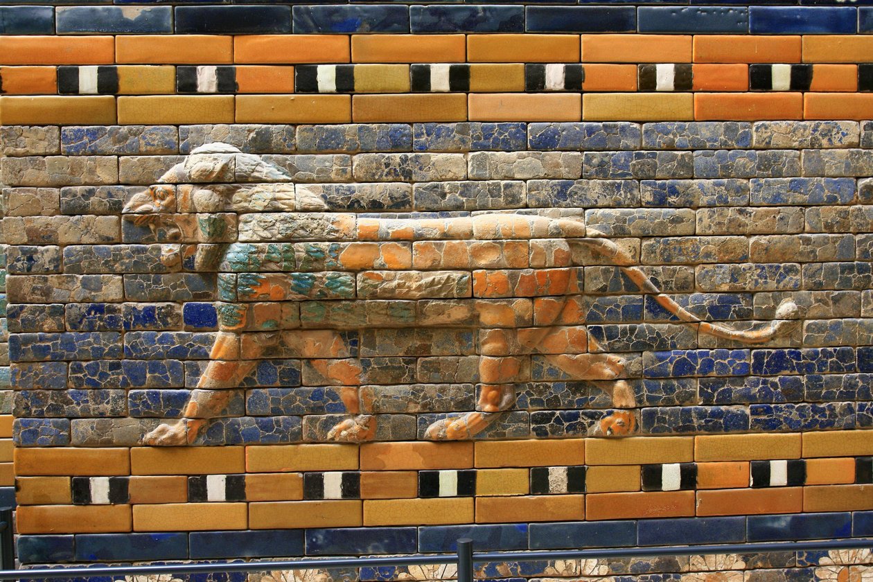 Az eredetileg Bel-templomhoz tartozó Istar-kapu, amelyet Babilonban (Irak) épített II. Nabukodonozor király - Ishtar-kapu, részlet, Pergamon Múzeum, Múzeum-sziget, Berlin, Németország, Európa alkotó: Unbekannter Künstler