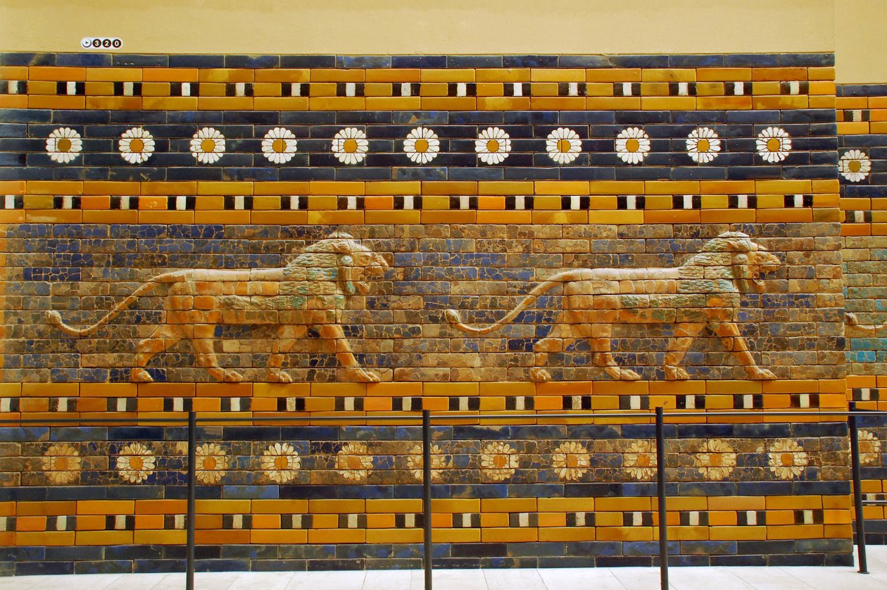 Az eredetileg Bel-templomhoz tartozó Istar-kapu, amelyet Babilonban (Irak) épített II. Nabukodonozor király - Ishtar Gate Processional Way Pergamon múzeum, Múzeumsziget, Berlin Németország alkotó: Unbekannter Künstler