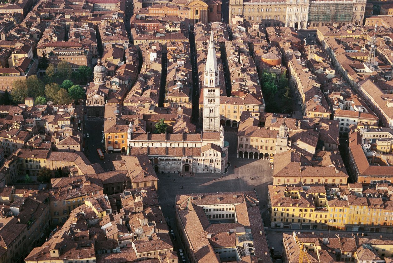 Olaszország, Emilia Romagna, Modena, város légi felvétel a katedrálissal alkotó: Benjamin Baud