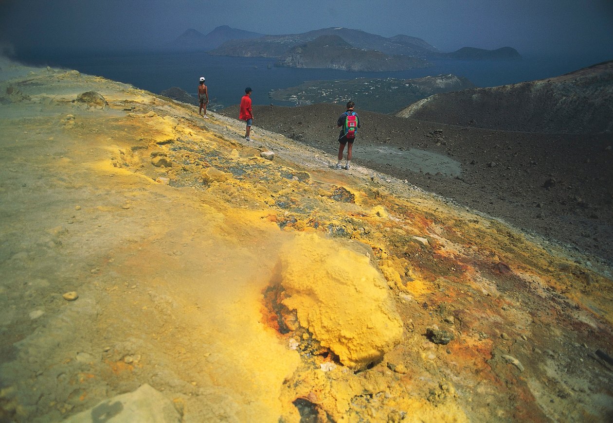Olaszország, Szicília, Lipari-szigetek, Messina, Vulcano-sziget, kénes fumaroles és Lipari-sziget a háttérben alkotó: Benjamin Baud