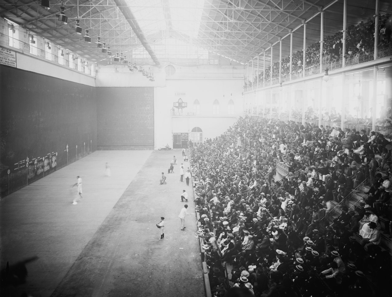 A Jai alai a következő: - sport, amelybe beletartozik - kipattant labda - falakkal körülvett tér a nagy sebességre való gyorsítással - kézi eszköz (cesta) (f/w fotó) alkotó: Unbekannt