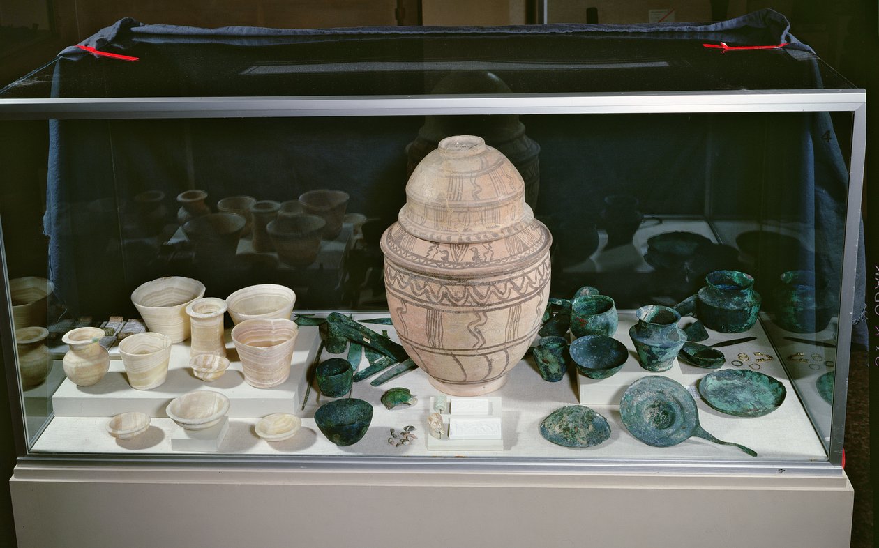 "Jar with the Hoard", ie 2500-2400 körül (terrakotta, alabástrom, ománi réz és kő) alkotó: Unbekannt