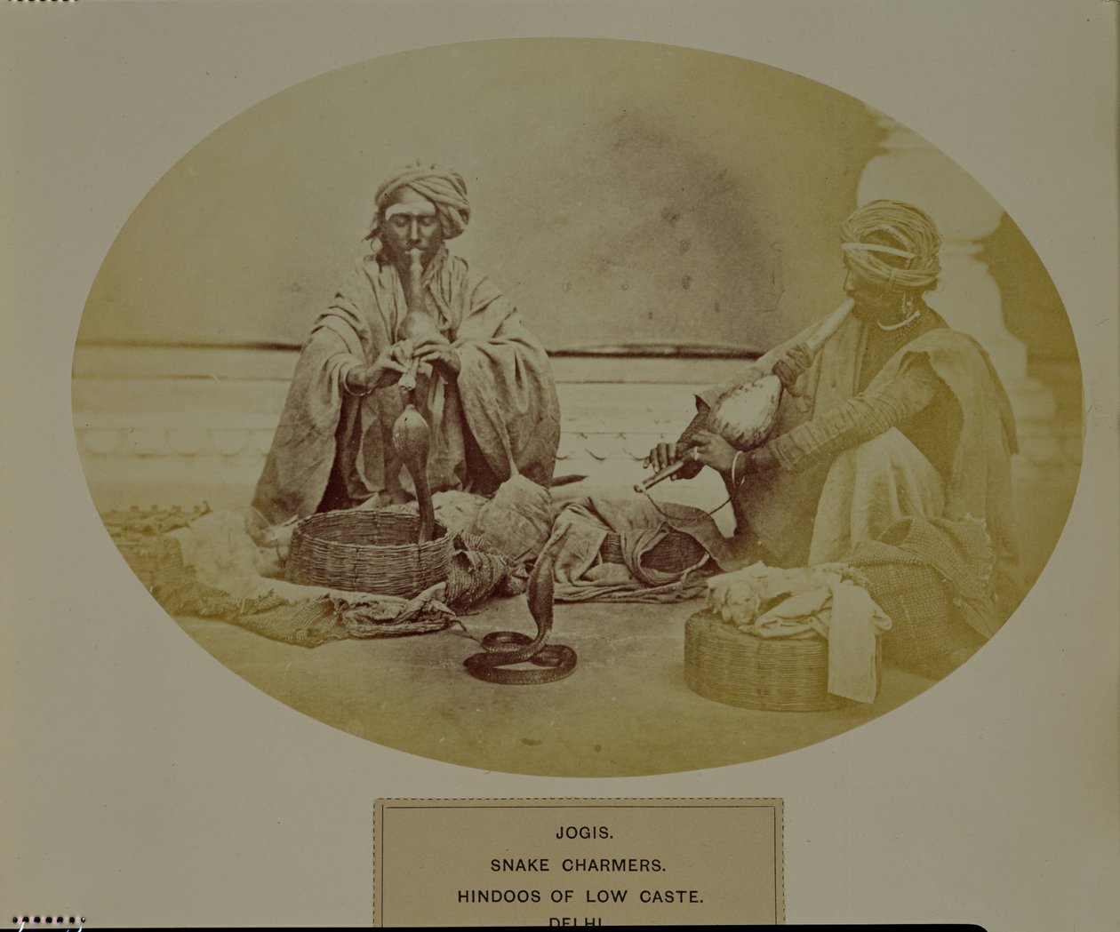 Jogis vagy Snake Charmers, alacsony kasztú hinduk Delhiből, sz. 205 a „Faces of India”, pub. 1872 (szépia fotó) alkotó: Unbekannt