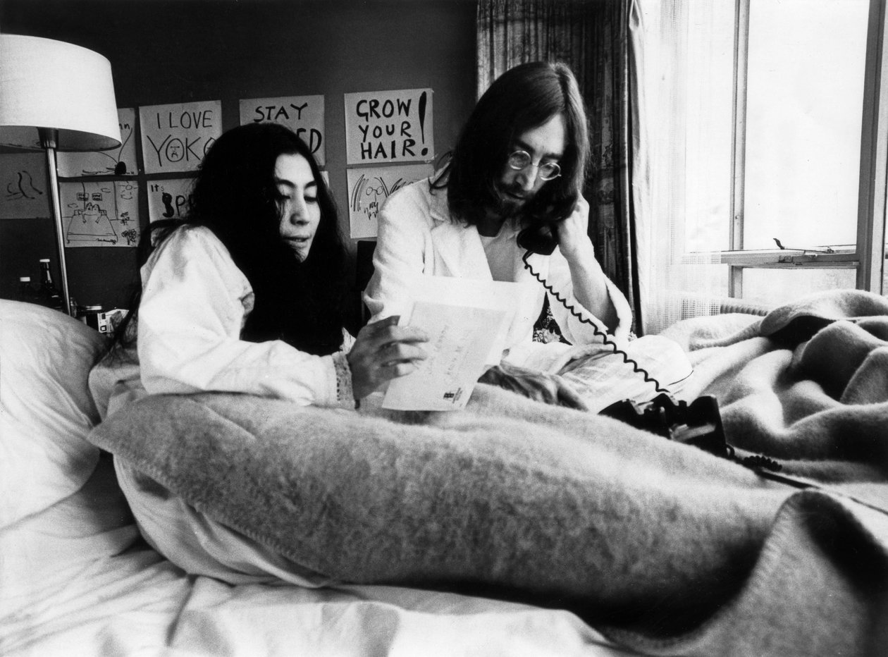 John Lennon és Yoko Ono az amszterdami Hilton Hotelben, 1969. március 25-én (f/w fotó) alkotó: Unbekannt