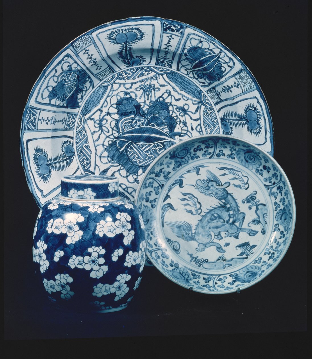 Kraak porcelán tálalótál, Wan Li korszak (1573-1619); provinciális étel, 16. század eleje; kék-fehér porcelán gyömbéres üveg, K