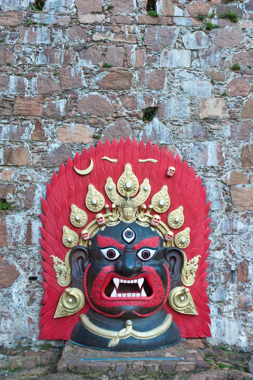 Nagy, fényesen festett tibeti maszk bronzból; Démon; Messner Mountain Museum Firmian Reinhold Messnertől; Schloss Sigmundskron kastély; Bolzano közelében; Alto Adige; Trentino-Alto Adige; Olaszország; Európa alkotó: Unbekannt