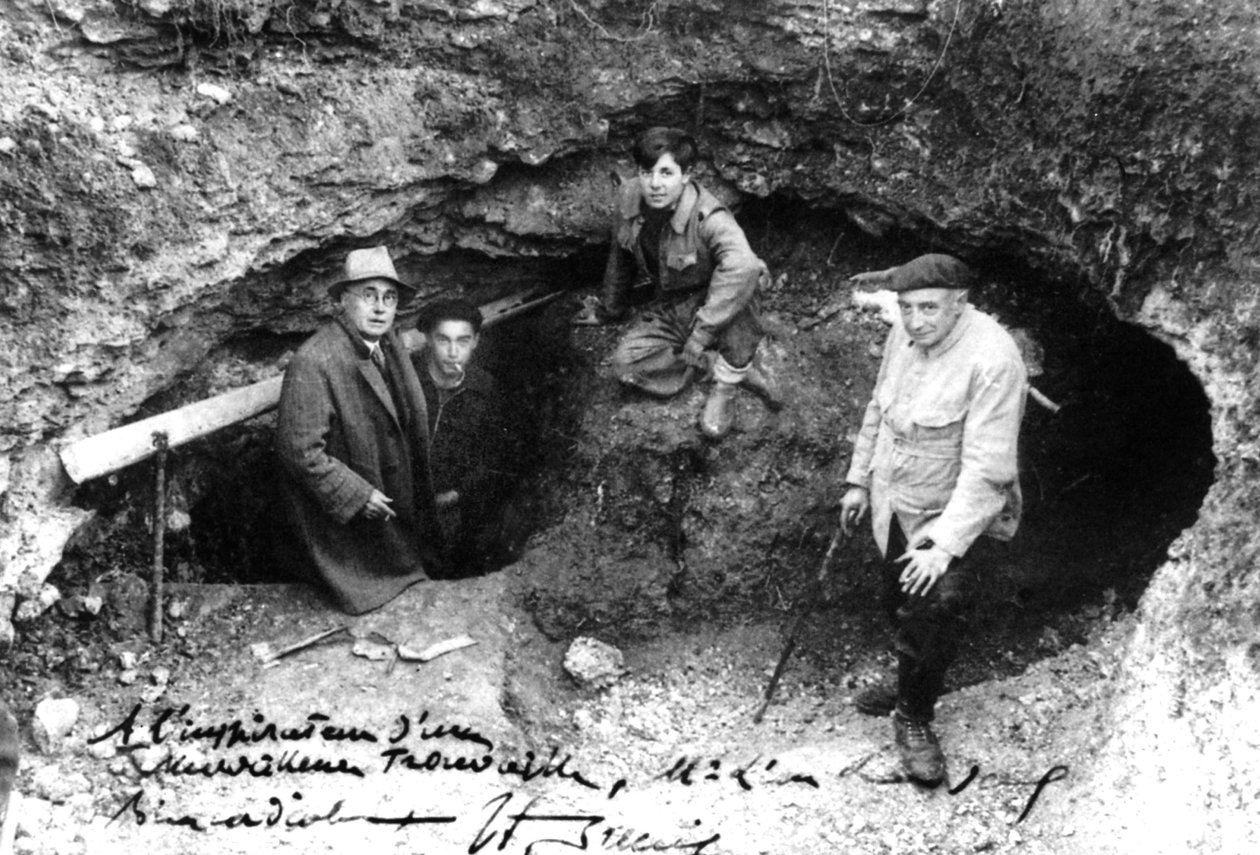 Leon Laval, Marcel Ravidat, Jacques Marsal és Breuil apát a Lascaux-i barlang bejáratánál, Montignac, Franciaország alkotó: Unbekannt