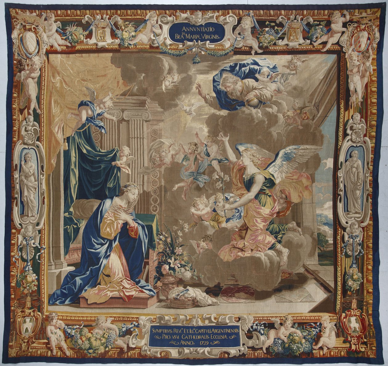 A Szűz élete: „Az Angyali üdvözlet”” A jelenet fölött Istent és a Szentlélek galambját (Szentlélek) látjuk – Pierre Damour műhelyében Charles Poerson (1609-1667) rajzaiból készült gyapjú- és selyem kárpit. alkotó: Unbekannt