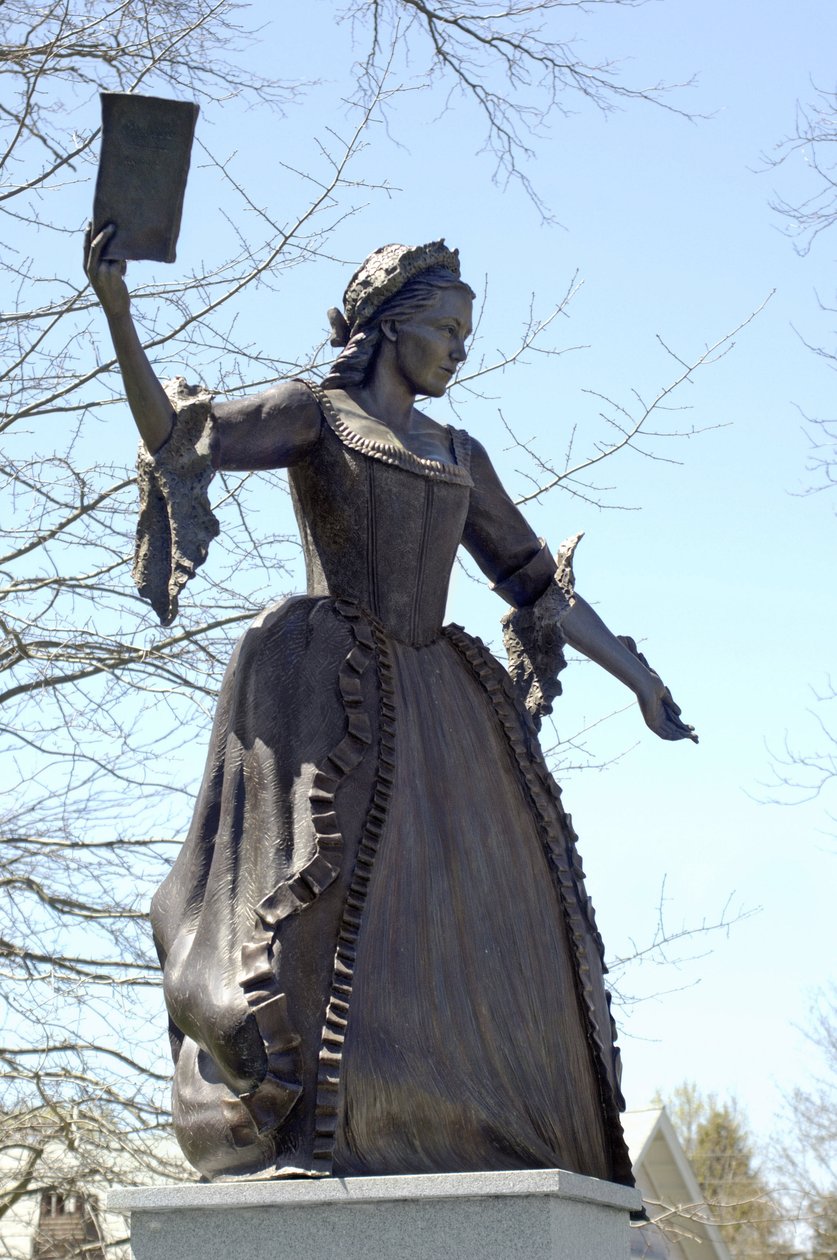 Irodalom: Mercy Otis Warren (1728-1814), amerikai író szobra Barnstable-ben, Massachusetts államban. alkotó: Unbekannter Künstler
