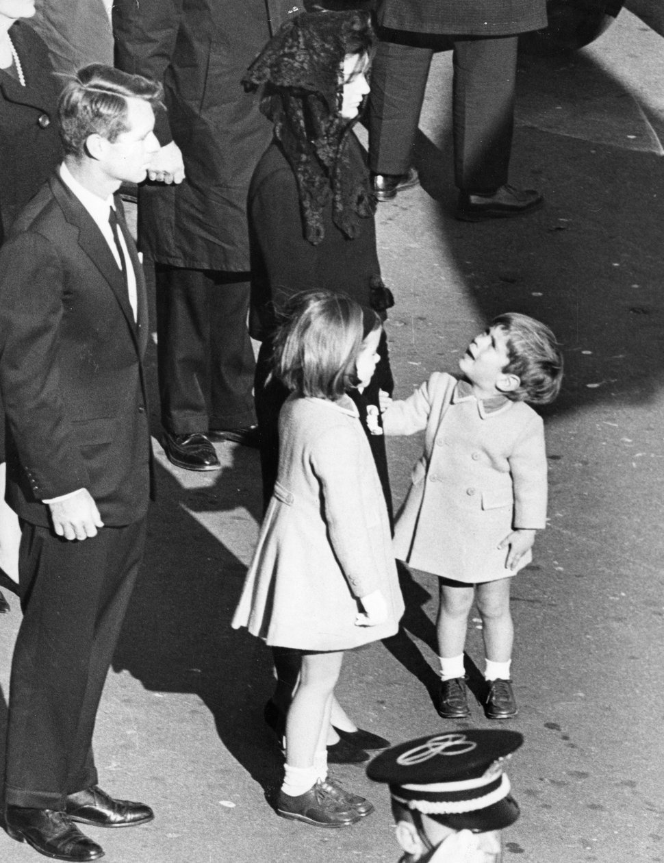 A kis John Kennedy felnéz az anyjára, mintha azt mondaná: „Meddig kell még várnunk?”. alkotó: Unbekannt