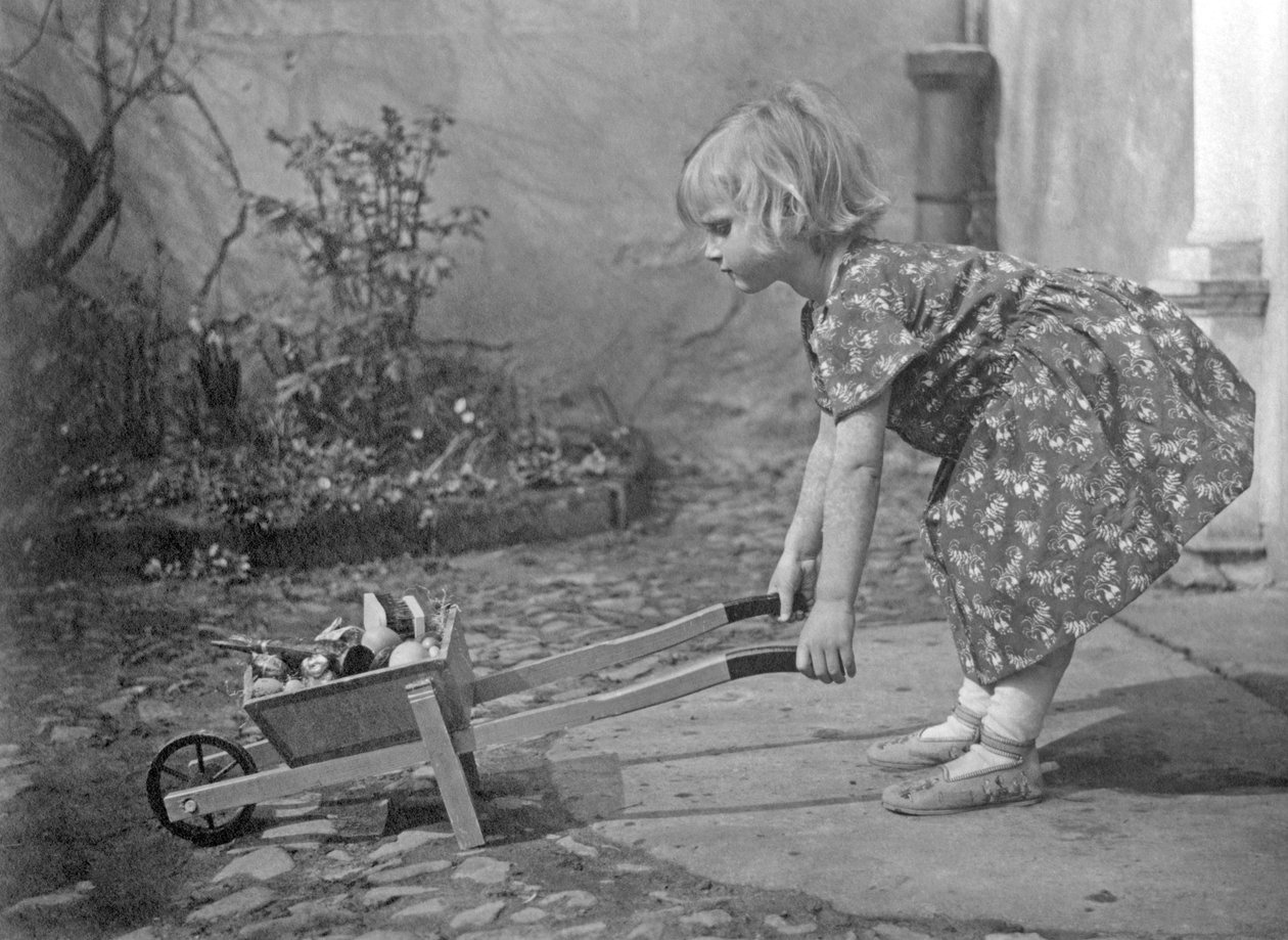 Kislány játszik a talicskával. Fényképezés 1931 körül alkotó: Unbekannt