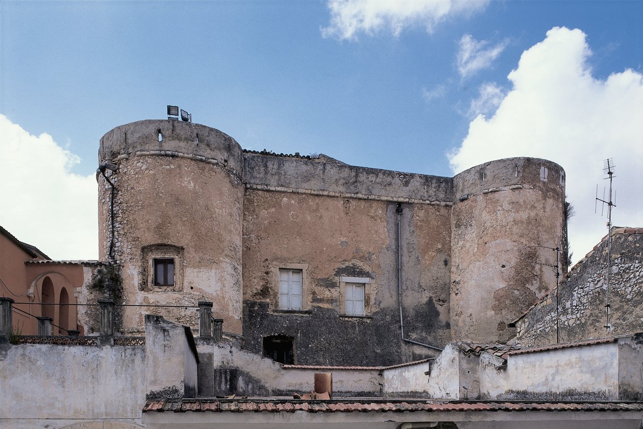 Alacsony szög kilátás egy kastélyra, San Nicandro Garganico, Gargano Nemzeti Park, Puglia, Olaszország alkotó: Benjamin Baud
