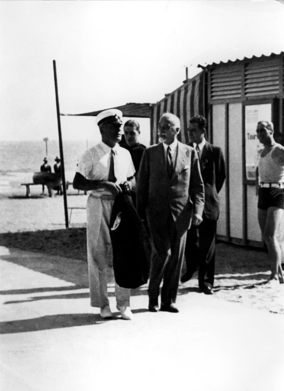 MOZI KIÁLLÍTÁS 1930. év: BENITO MUSSOLINI csaló a LIDO-ban GIUSEPPE VOLPI DI MISURATA gróffal Velencével alkotó: Unbekannt