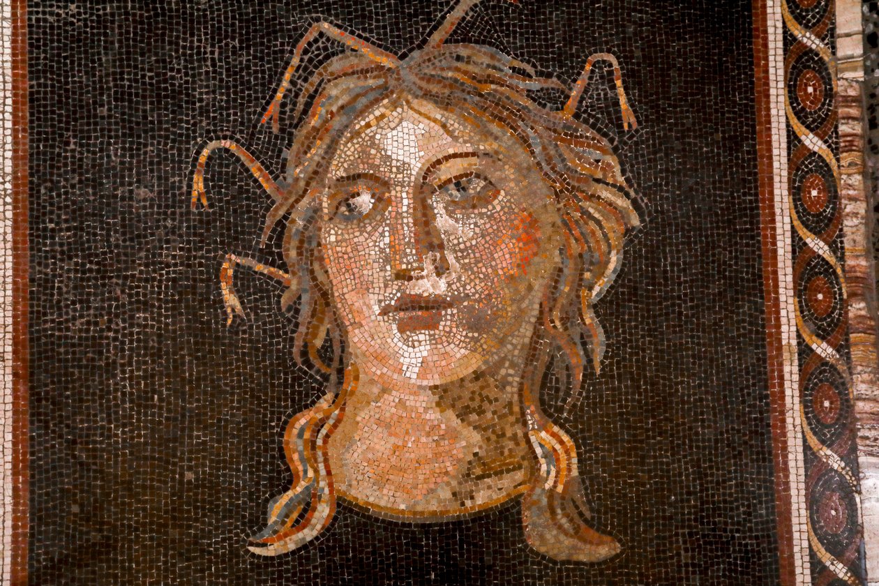 Marine goddess. 3rd century, mosaic   1321348   hu       hungarian Successfully Translated  Original: Landschap met wandelaars bij stenen brug Translat: Landschap met wandelaars bij stenen brug 1356751 hu hungarian Successfully Translated Original: Peasant alkotó: Alec Hunter