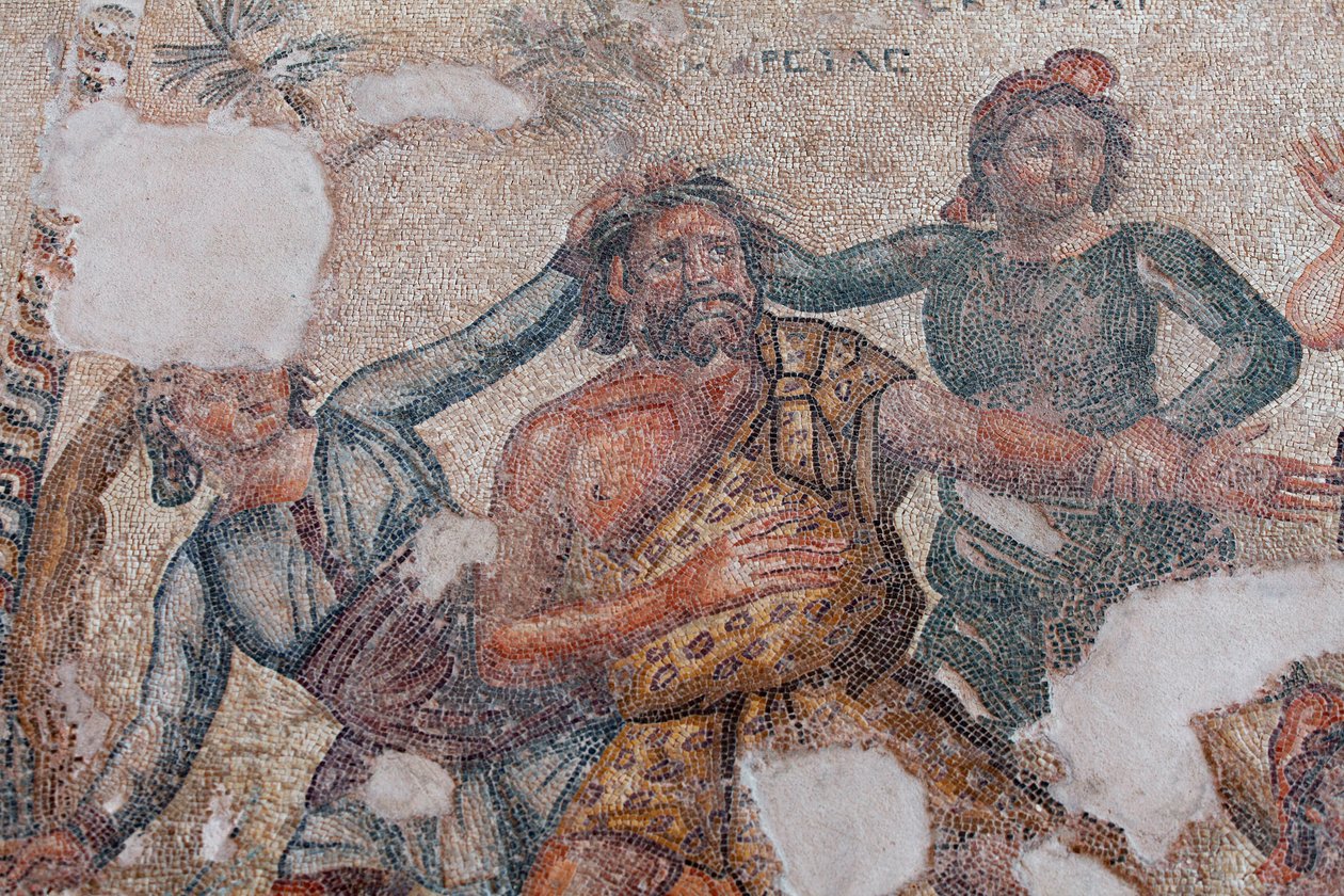 Marsyas és a két szkíta, akik végrehajtják Apollón ítéletét, és egy fa felé vezetik, ahol elevenen megnyúzzák – Részlet a Marsyas és Apollón, a művészetek istene közötti zenei vetélkedő utolsó pillanatából – Paphos Mosaics, Aion háza, 3. század alkotó: Unbekannt